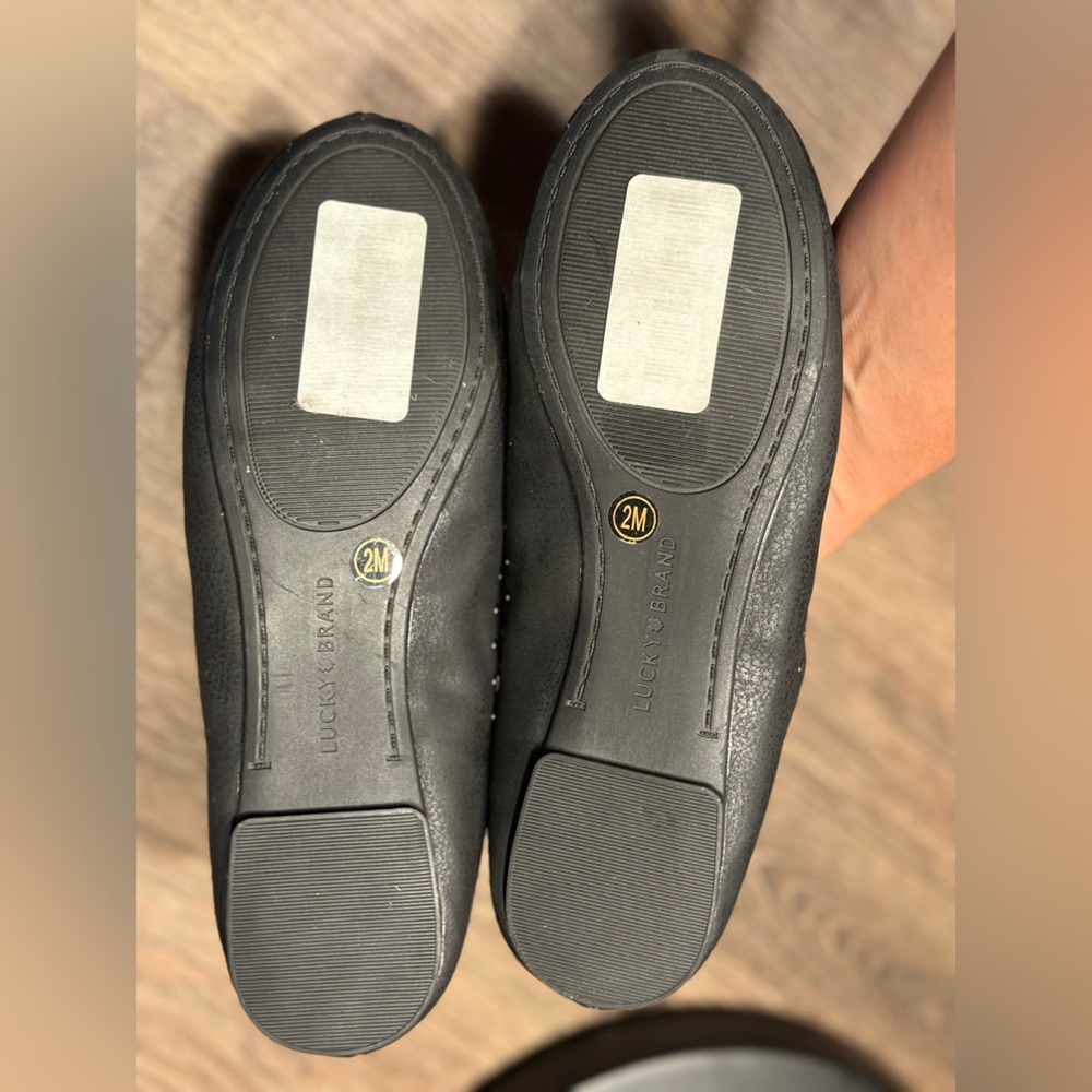 Lucky Brand Girls Studded Mary-Jane's
Flat Shoes Black size 2 Matte black flats - Picture 8 of 11